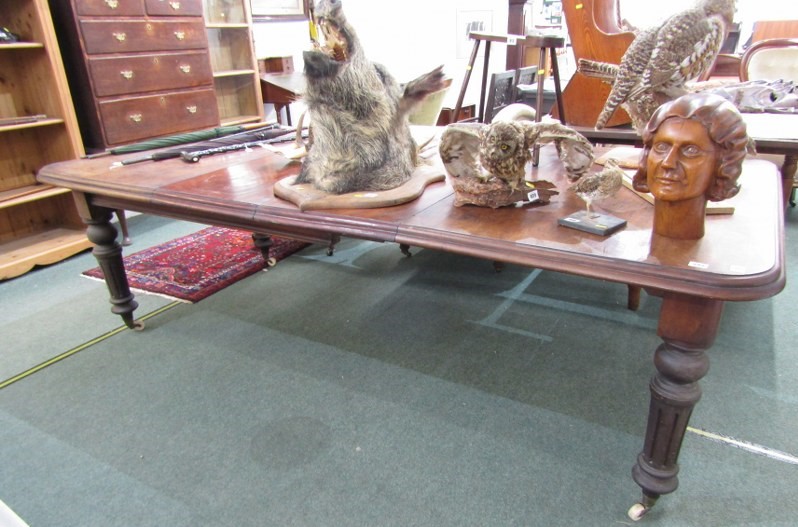 VICTORIAN MAHOGANY EXTENDING DINING TABLE with 2 additional leaves, on fluted column support and - Image 2 of 9