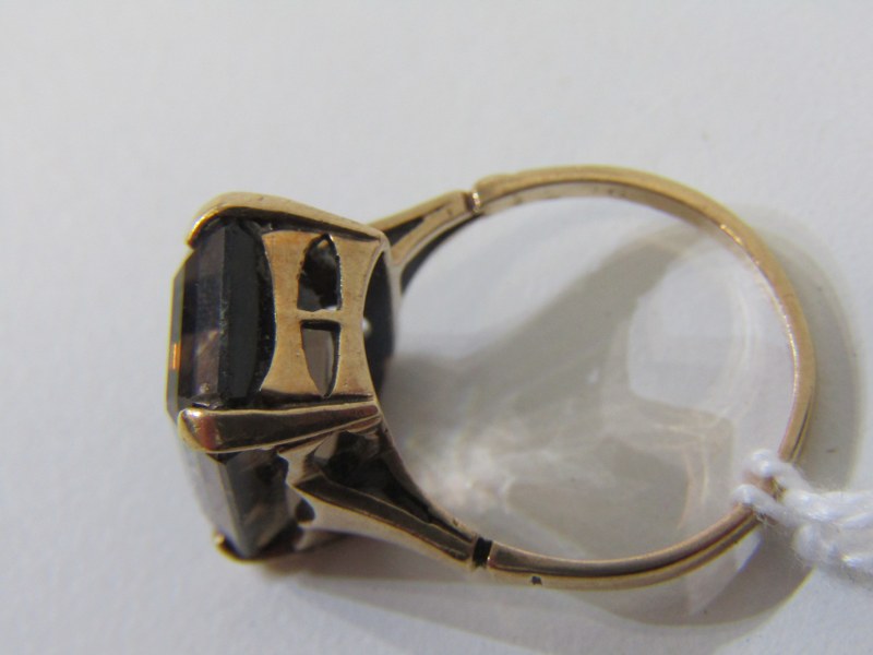 SMOKEY QUARTZ RING, 9ct yellow gold ring set a rectangular cut smokey quartz, approx. 16mm spread, - Image 3 of 3