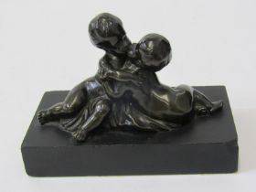 BRONZE PUTTI GROUP, bronze group of 2 putti kissing, on a rectangular form marble base, 12cm