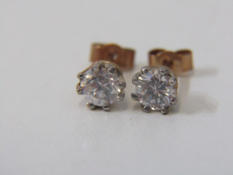 PAIR OF 9ct YELLOW GOLD STUD EARRINGS