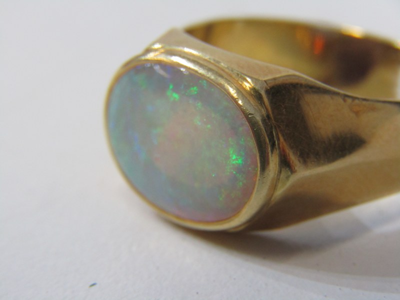 LARGE OPAL RING, 18ct heavy yellow gold ring set with cabochon style opal, ring size Q. 6.2 grams - Image 4 of 8
