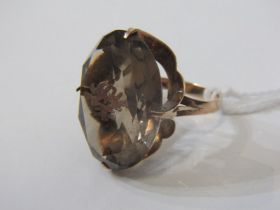 LARGE STONE SET RING, 14ct yellow gold ring set with a large oval grey stone, approximately 27mm