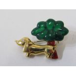 DACHSHUND BAR BROOCH, 18ct yellow gold brooch in the form of a Dachshund with stone set tree, 3cm