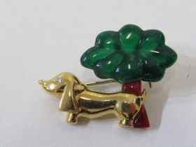 DACHSHUND BAR BROOCH, 18ct yellow gold brooch in the form of a Dachshund with stone set tree, 3cm