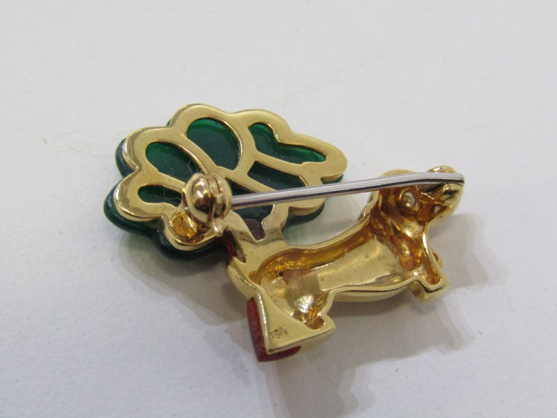 DACHSHUND BAR BROOCH, 18ct yellow gold brooch in the form of a Dachshund with stone set tree, 3cm - Image 3 of 3