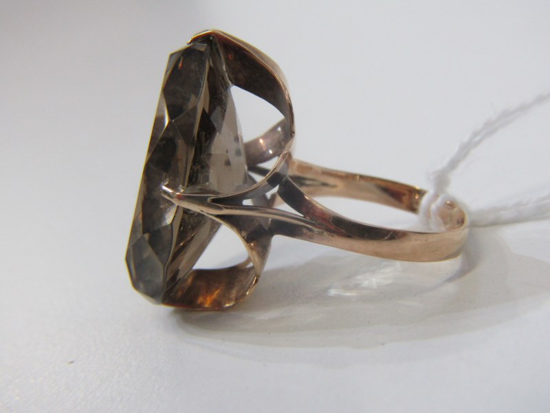 LARGE STONE SET RING, 14ct yellow gold ring set with a large oval grey stone, approximately 27mm - Image 4 of 6