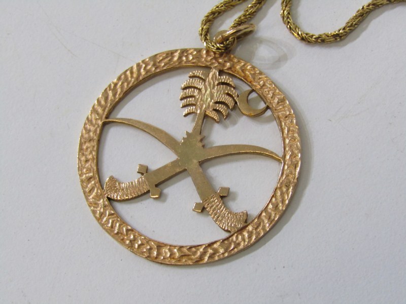 TESTS 18CT MIDDLE EASTERN CROSSED SWORD & PALM TREE PENDANT, on marked 18ct gold neck chain, - Image 2 of 2