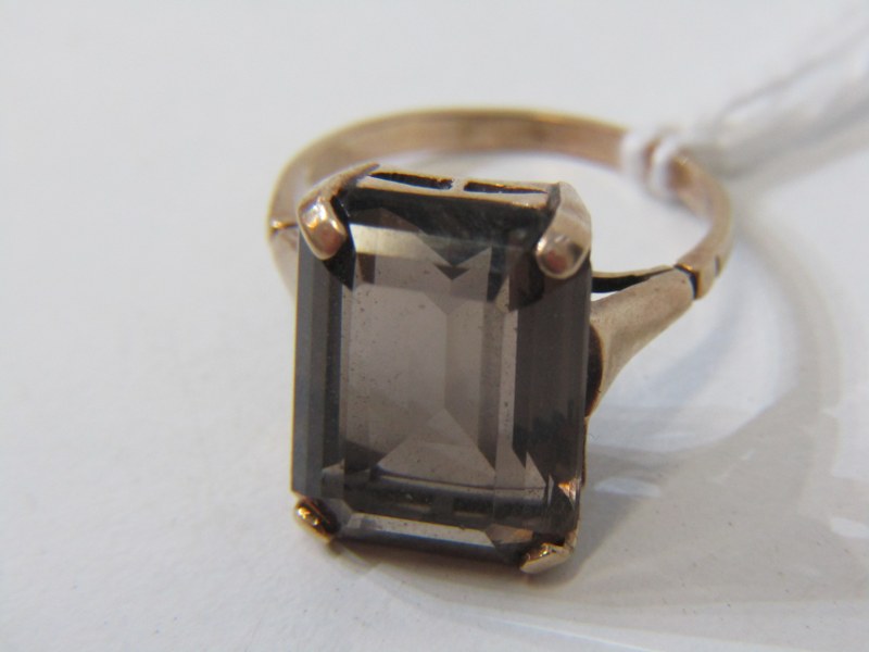 SMOKEY QUARTZ RING, 9ct yellow gold ring set a rectangular cut smokey quartz, approx. 16mm spread,