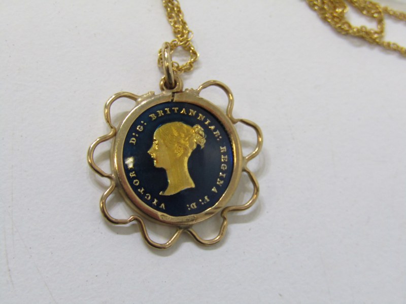 COIN PENDANT ON FINE LINK CHAIN, an enameled coin pendant on a 15'' 9ct yellow gold necklace - Image 2 of 2