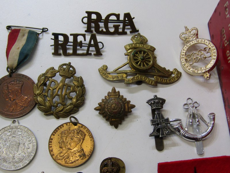 MILITARY BUTTONS & BADGES, tin of assorted military buttons and cap badges, WWI silver war badge, - Image 3 of 6