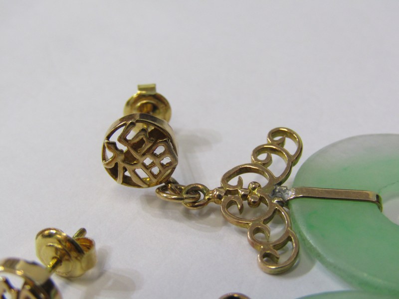 JADE & GOLD EARRINGS, pair of Chinese circular jade drop earrings, 18ct yellow gold mounts, approx - Image 8 of 9