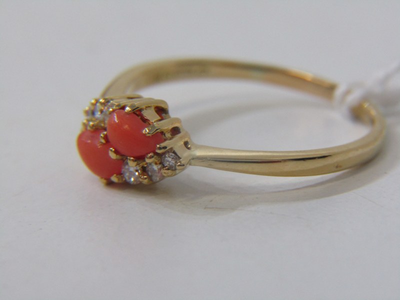 DIAMOND & CORAL RING, 18ct yellow gold ring set 2 coral stones with 2 round brilliant cut - Image 2 of 3