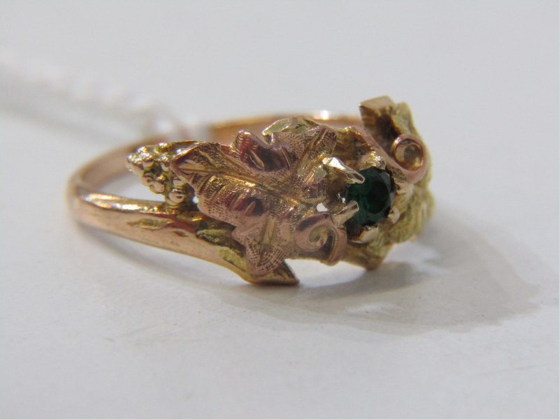 14ct ORGANIC STYLE GOLD RING with 2 tone foliate decoration, set a green stone, size N/O - Image 4 of 5