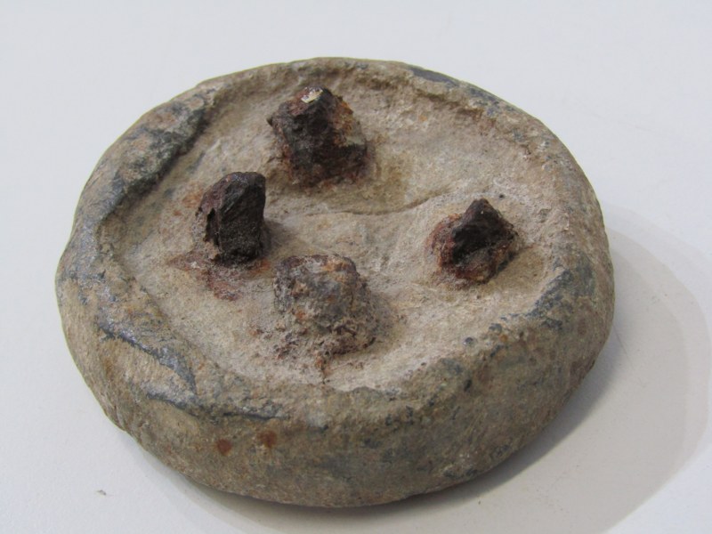 ROMAN ARTIFACTS, Roman weight, 6cm diameter together with a Roman coin - Image 2 of 5