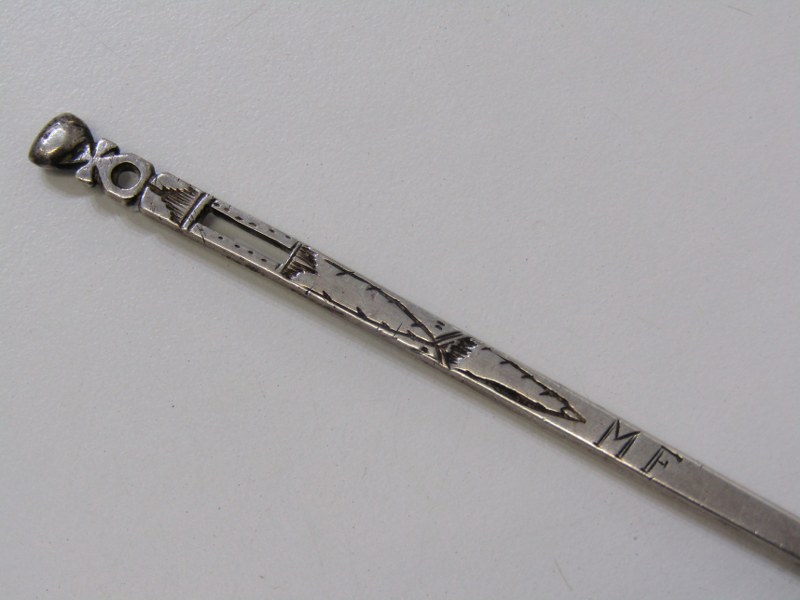 EARLY SILVER BODKIN NEEDLE naively decorated with initials "MF", possibly circa late 17th Century - Image 4 of 6