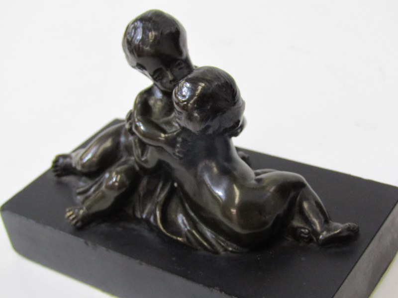 BRONZE PUTTI GROUP, bronze group of 2 putti kissing, on a rectangular form marble base, 12cm - Image 2 of 5