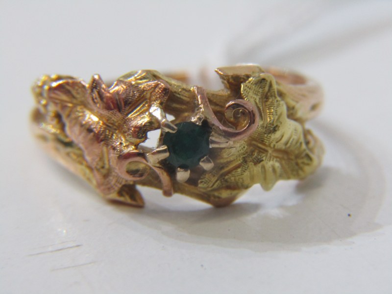 14ct ORGANIC STYLE GOLD RING with 2 tone foliate decoration, set a green stone, size N/O