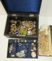 BLACK LEATHER JEWELLERY BOX & CONTENTS, including 9 assorted dress rings, bar brooches, clip