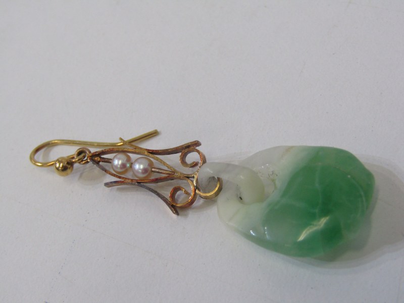 JADE EARRINGS, a pair of vintage gold drop earrings set with pearls and carved jade drops in - Image 3 of 6