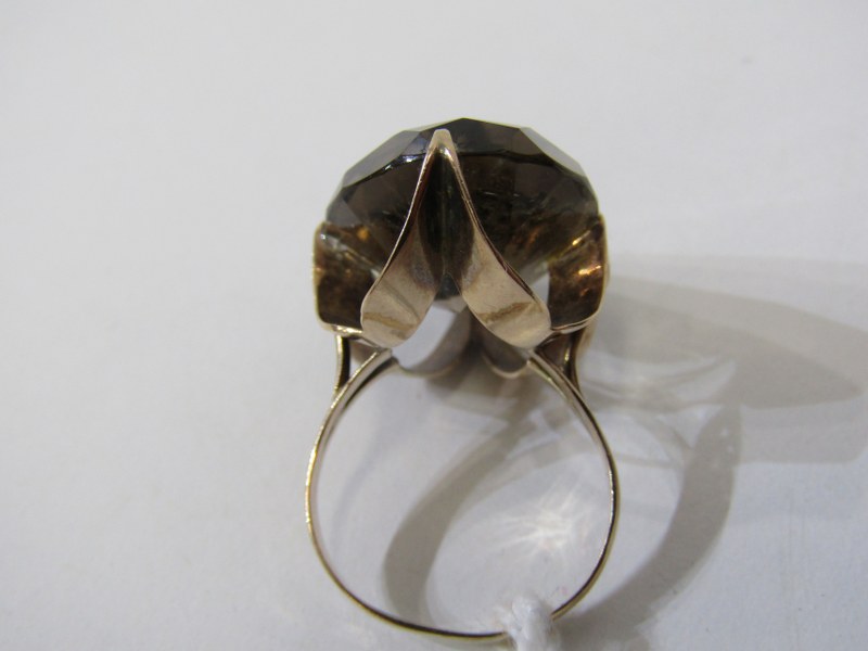 LARGE STONE SET RING, 14ct yellow gold ring set with a large oval grey stone, approximately 27mm - Image 6 of 6