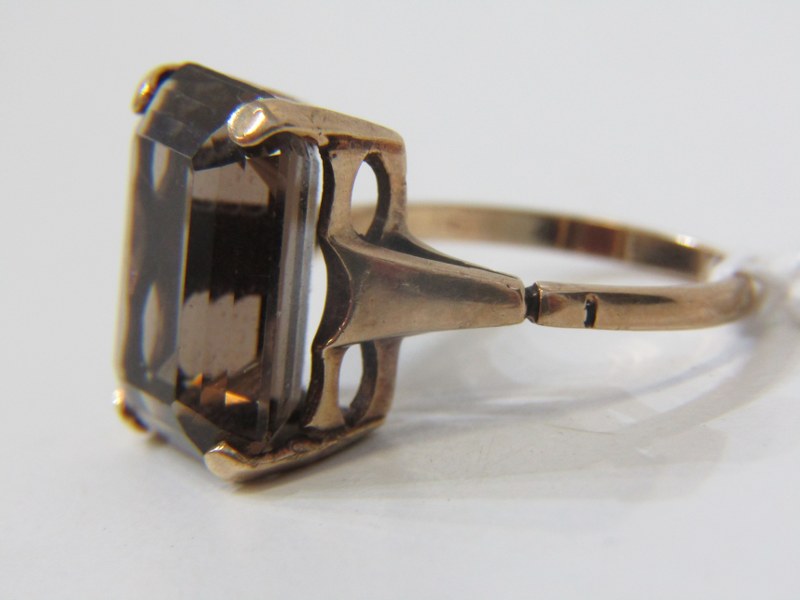 SMOKEY QUARTZ RING, 9ct yellow gold ring set a rectangular cut smokey quartz, approx. 16mm spread, - Image 2 of 3