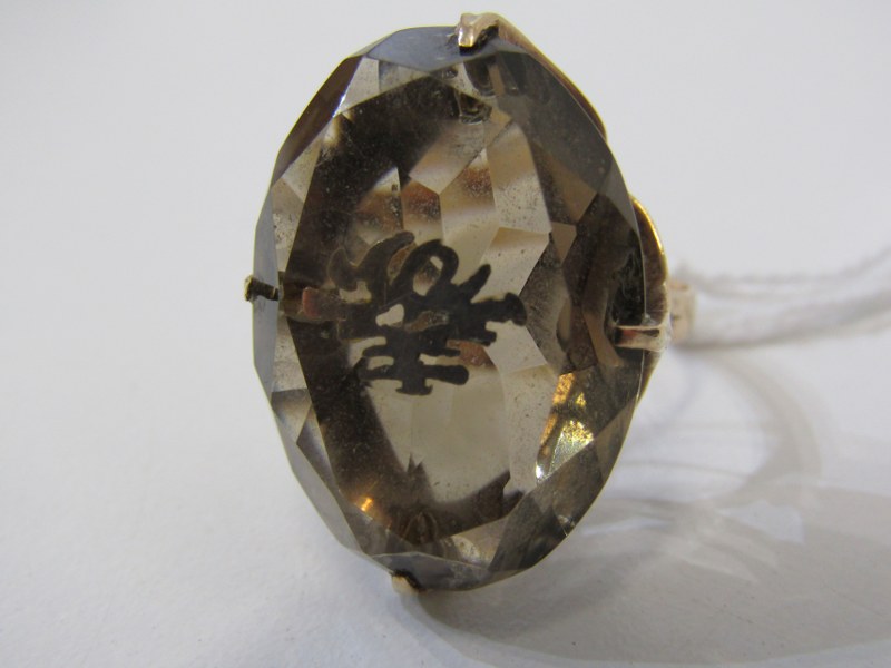 LARGE STONE SET RING, 14ct yellow gold ring set with a large oval grey stone, approximately 27mm - Image 2 of 6