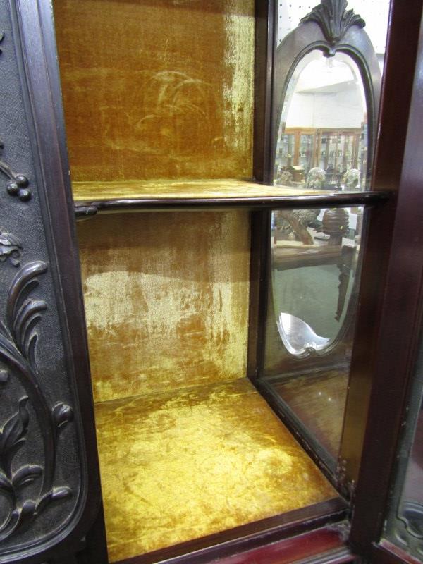 VICTORIAN MAHOGANY DISPLAY CABINET, 2 glazed doors enclosing gold velvet interior, with bevel - Image 10 of 10