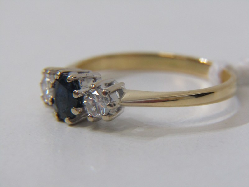 SAPPHIRE & DIAMOND 3 STONE RING, 18ct yellow gold ring set a central oval sapphire, flanked by 2 - Image 2 of 3