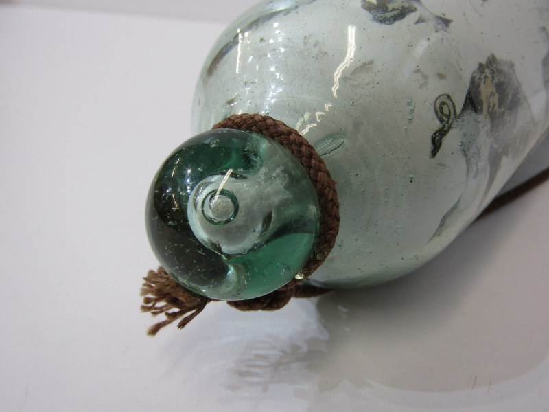 ANTIQUE GLASS, antique glass rolling pin, internally decorated with prints including military - Image 10 of 10