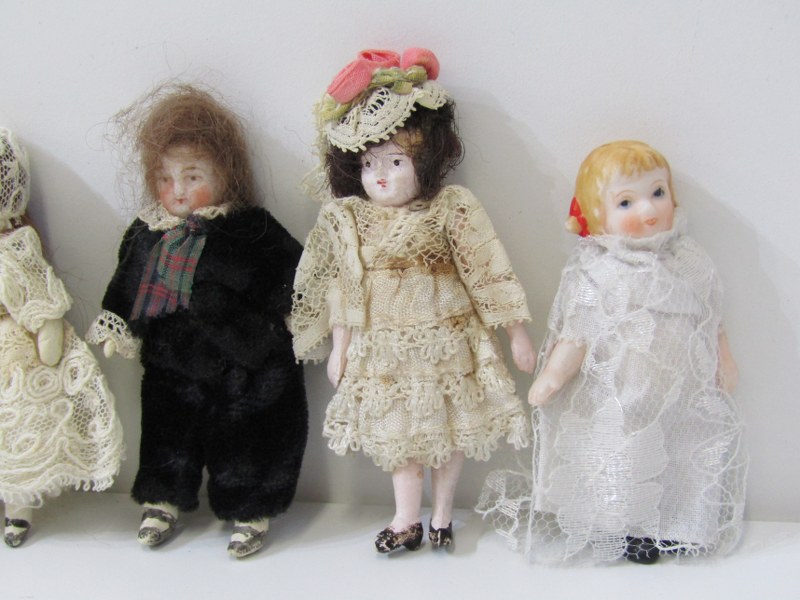MINIATURE DOLLS, 6 assorted miniature dolls, some early including wax headed dolls, 5-8cms length - Bild 2 aus 3