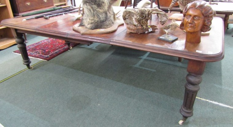 VICTORIAN MAHOGANY EXTENDING DINING TABLE with 2 additional leaves, on fluted column support and