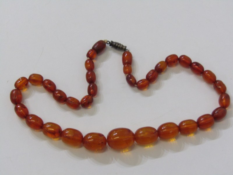 GRADUATED AMBER BEADS, 15'' amber bead necklace 21 grams