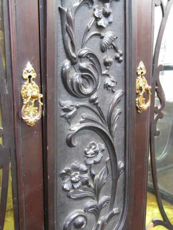 VICTORIAN MAHOGANY DISPLAY CABINET, 2 glazed doors enclosing gold velvet interior, with bevel - Image 3 of 10