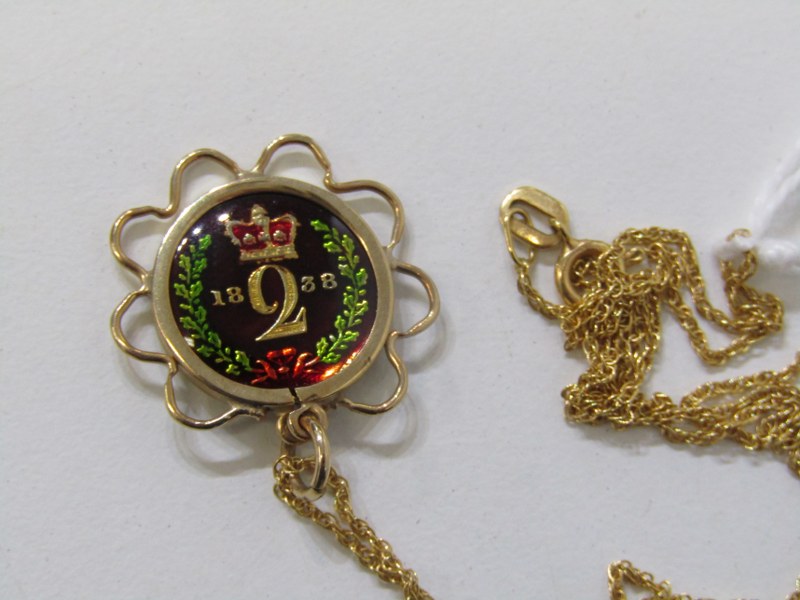 COIN PENDANT ON FINE LINK CHAIN, an enameled coin pendant on a 15'' 9ct yellow gold necklace