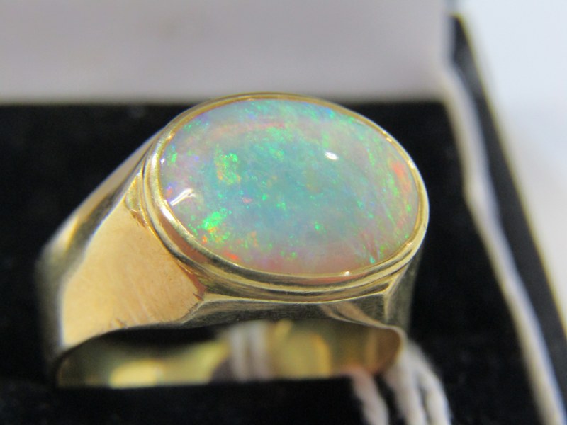 LARGE OPAL RING, 18ct heavy yellow gold ring set with cabochon style opal, ring size Q. 6.2 grams - Image 8 of 8