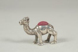 A silver camel pin cushion, 2.5cm.
