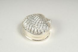 A silver shell pill box, 3cm.