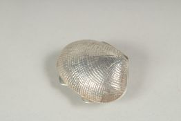 A silver clam shell box, 4cm.