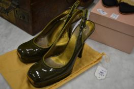 A pair of ladies Miu Miu green patent leather shoes, size 37.
