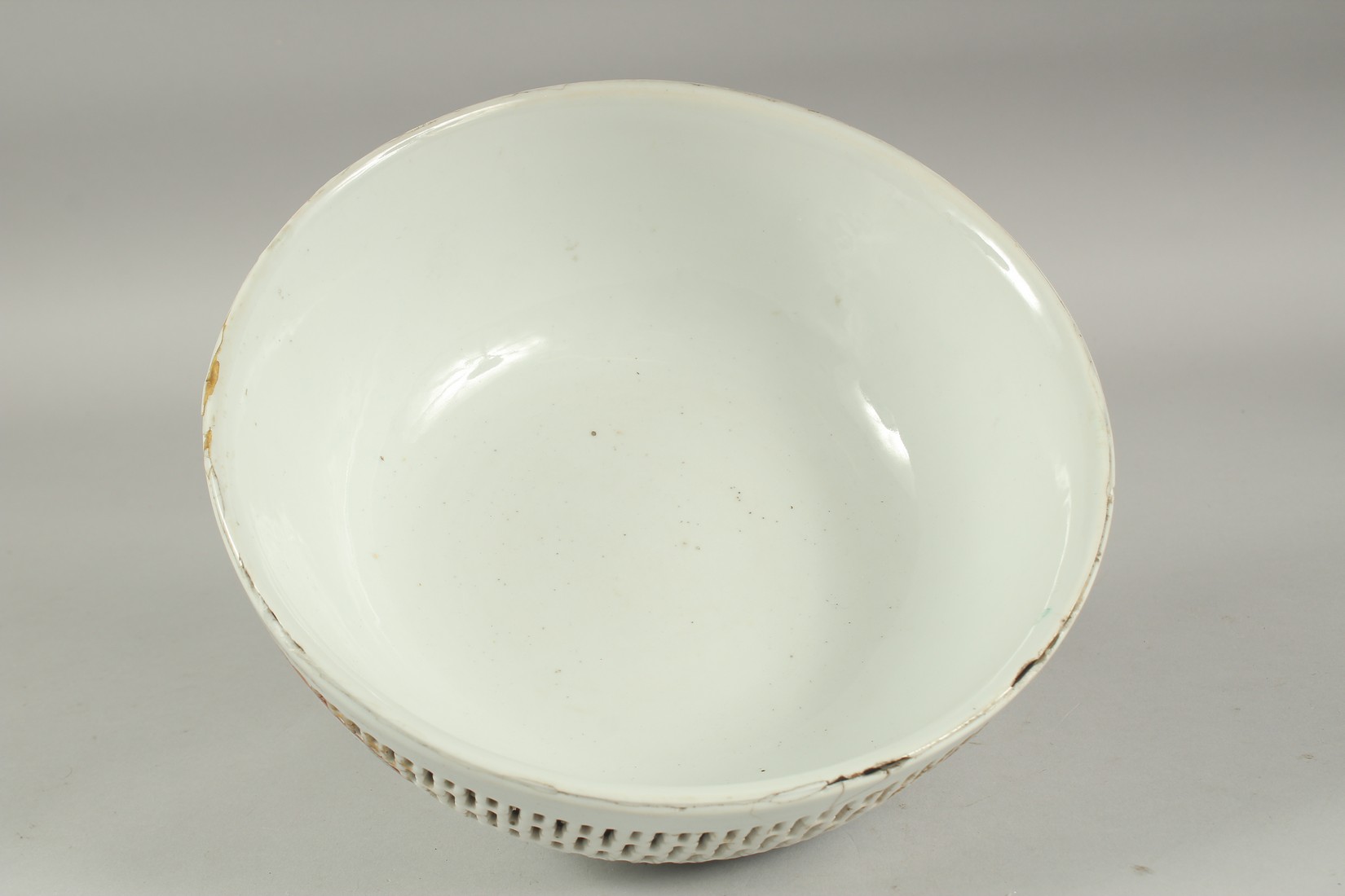 A LARGE CHINESE EXPORT FAMILLE ROSE PIERCED PORCELAIN BOWL, the openworked exterior with three - Image 7 of 8