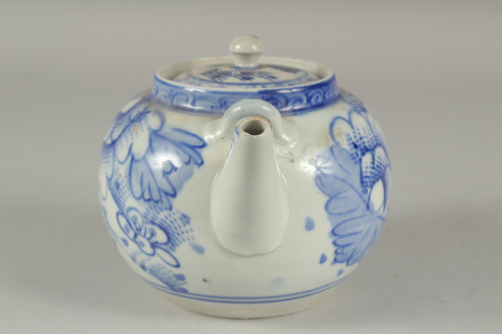 A BLUE AND WHITE PORCELAIN TEAPOT. - Image 2 of 8