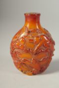 A CHINESE AMBER STYLE SNUFF BOTTLE, decorated with peaches and monkeys and bearing four character