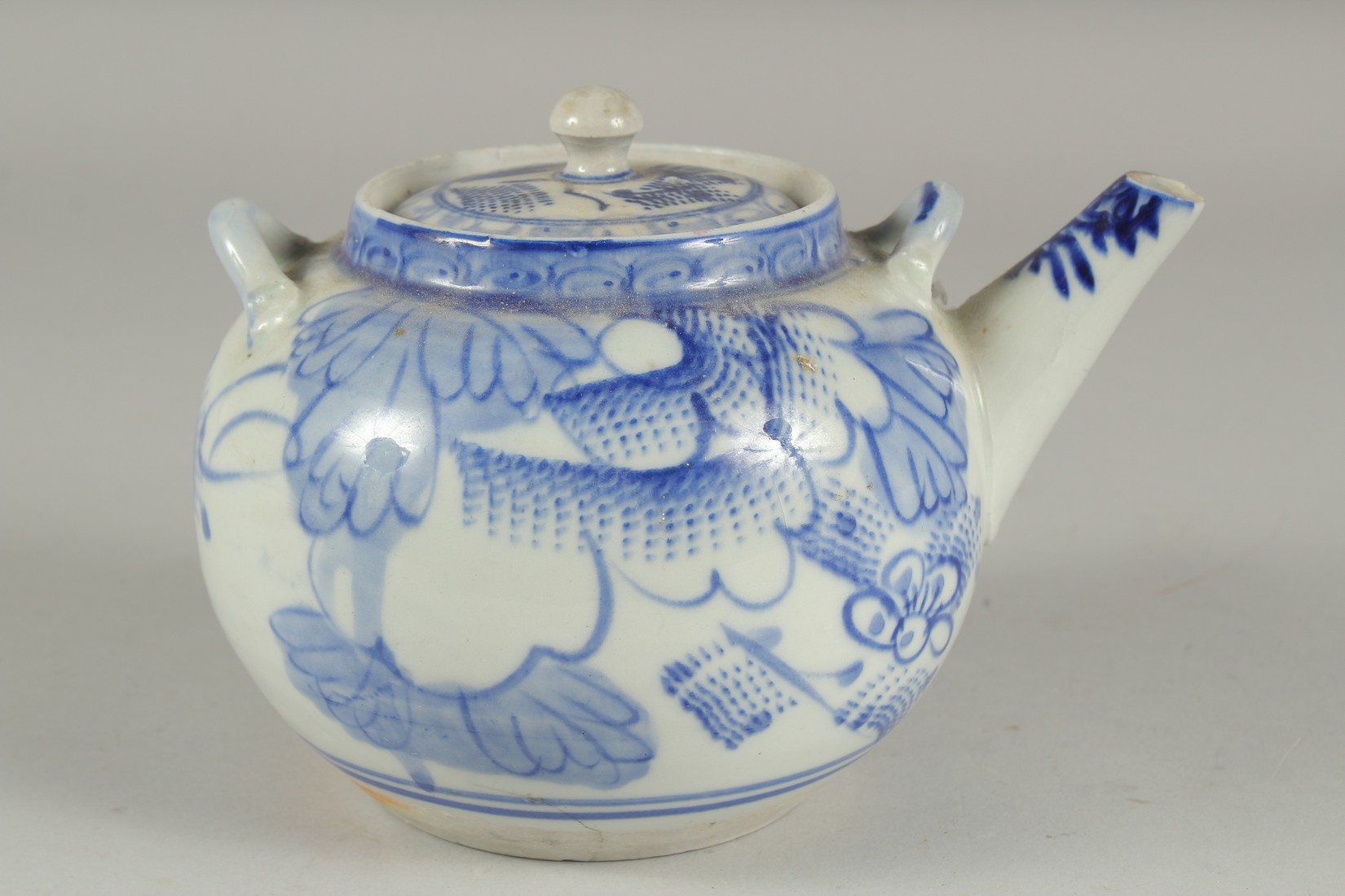 A BLUE AND WHITE PORCELAIN TEAPOT. - Image 3 of 8