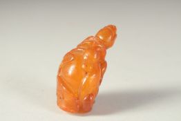 A CHINESE AMBER SNUFF BOTTLE, 5cm high.