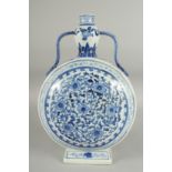 A LARGE CHINESE BLUE AND WHITE PORCELAIN TWIN HANDLE MOON FLASK VASE, with six character mark to