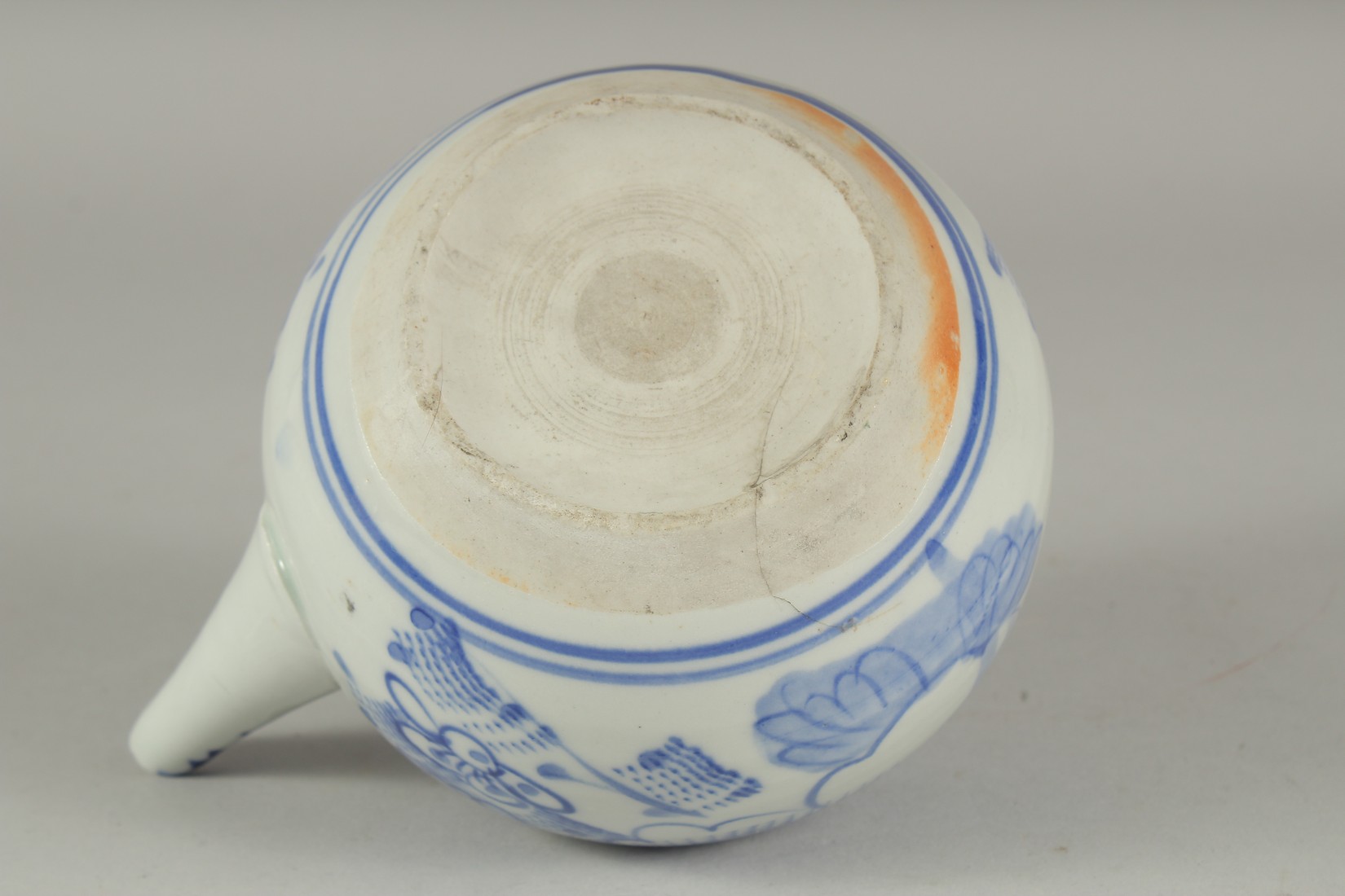 A BLUE AND WHITE PORCELAIN TEAPOT. - Image 8 of 8