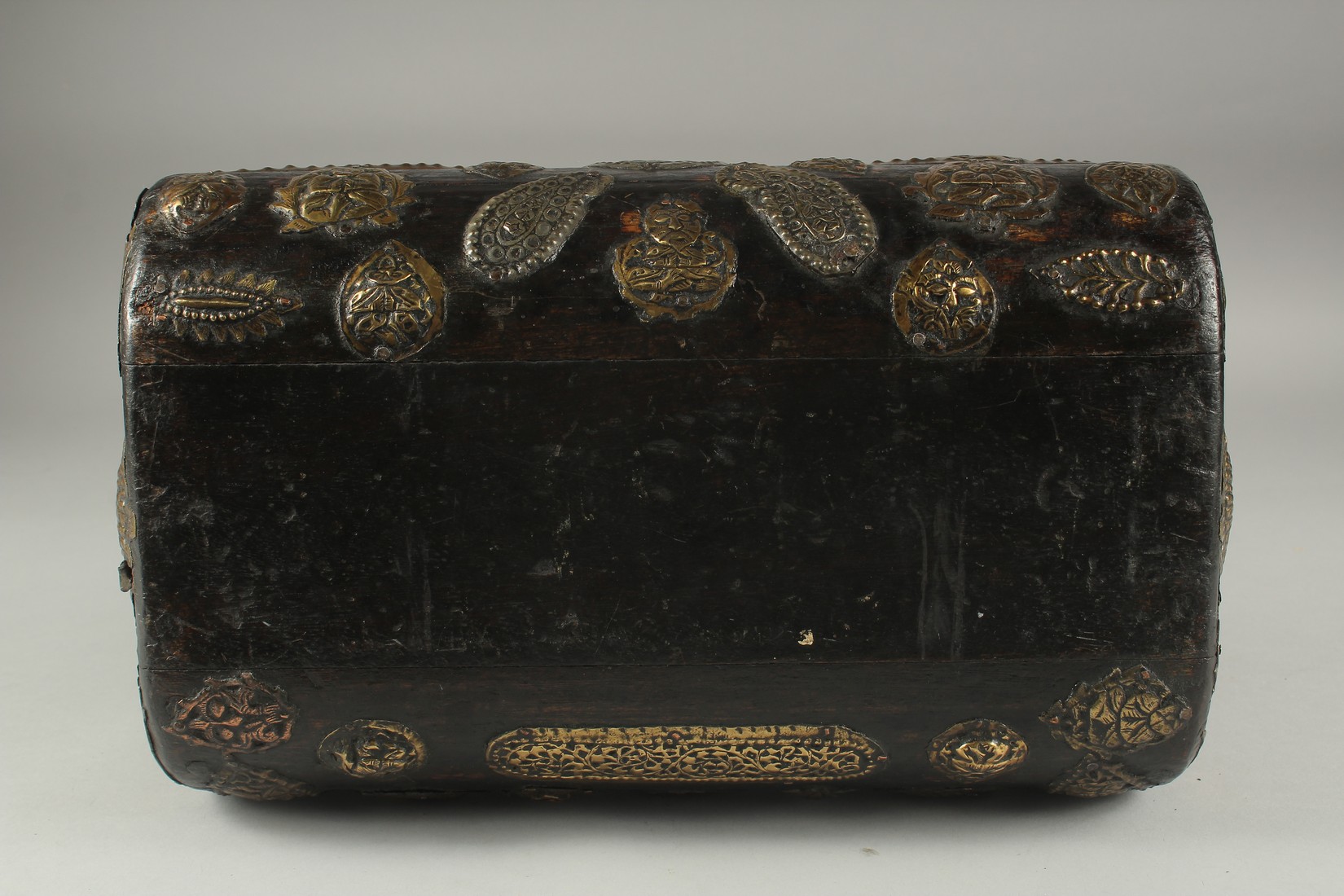 A TIBETAN TURQUOISE INSET BRASS MOUNTED WOODEN BOX, 35cm x 21cm. - Image 4 of 7