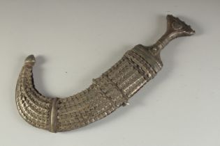 A FINE 19TH CENTURY ARAB YEMINI JAMBIYA DAGGER.