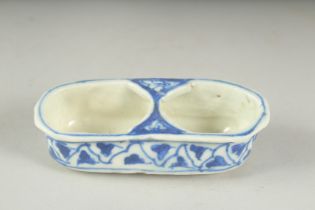 A 17TH CENTURY PERSIAN SAFAVID GLAZED POTTERY DOUBLE COMPARTMENT VESSEL, 10cm long.