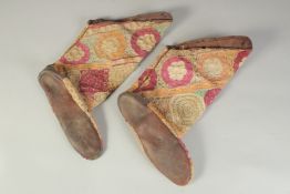 A PAIR OF 19TH CENTURY CENTRAL ASIAN SUZANI TYPE EMBROIDERED LEATHER BOOTS.